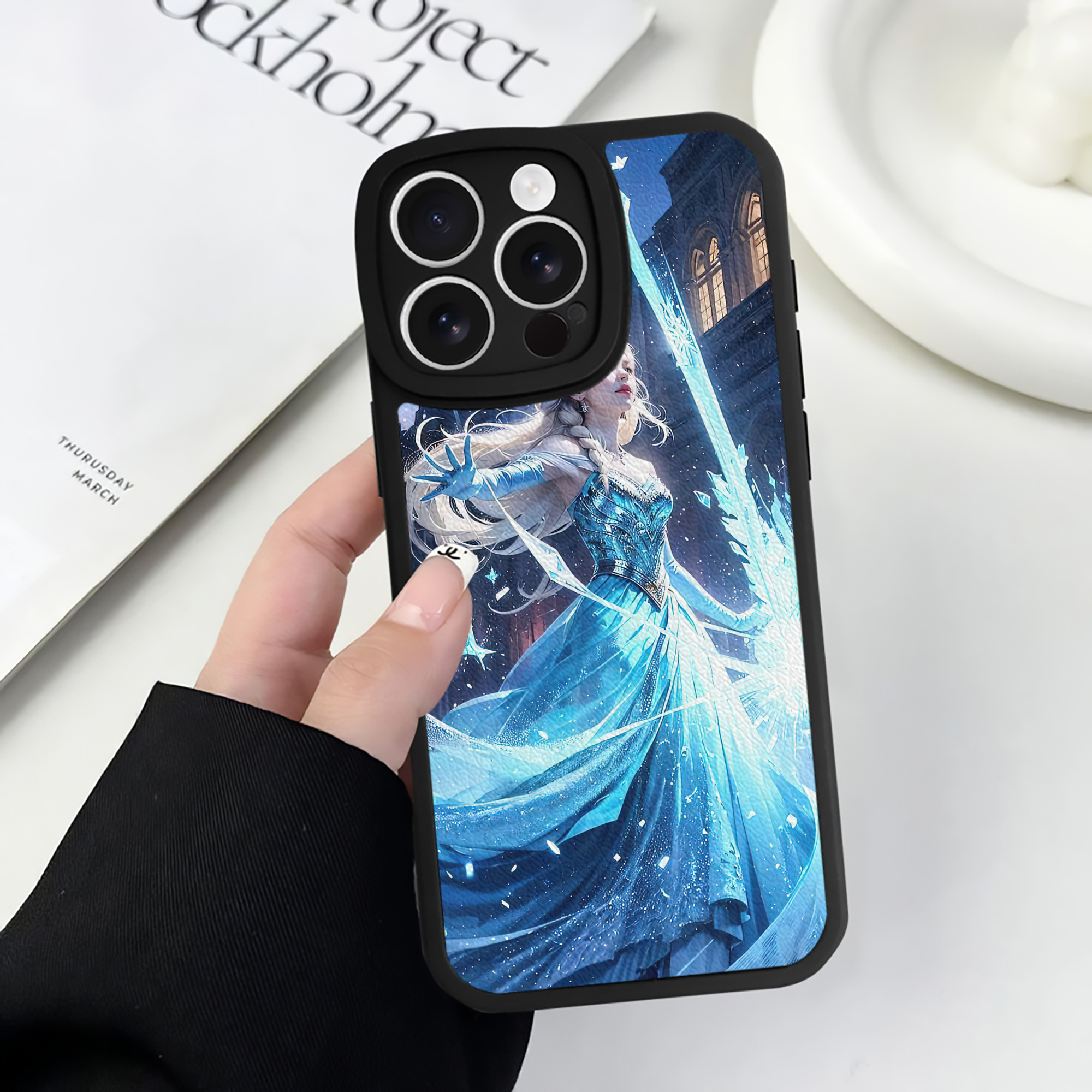 （画像用） アナと雪の女王 アンナ エルサ Frozen Anna Elsa 【iPhone 16シリーズ対応】シリコンスマホケース（レザー調） 材質：シリコン